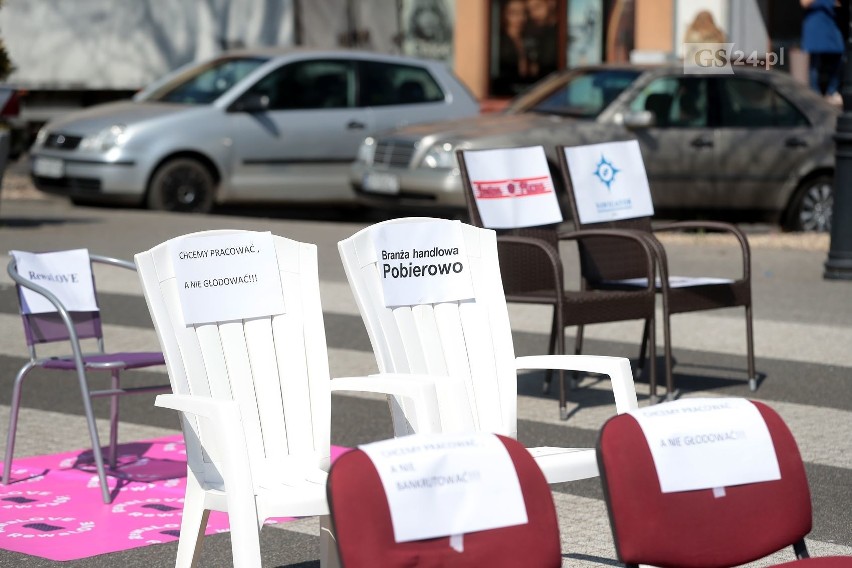 Przejmujący protest pustych krzeseł w Gryficach. Zobacz wideo i zdjęcia - 27.04.2020