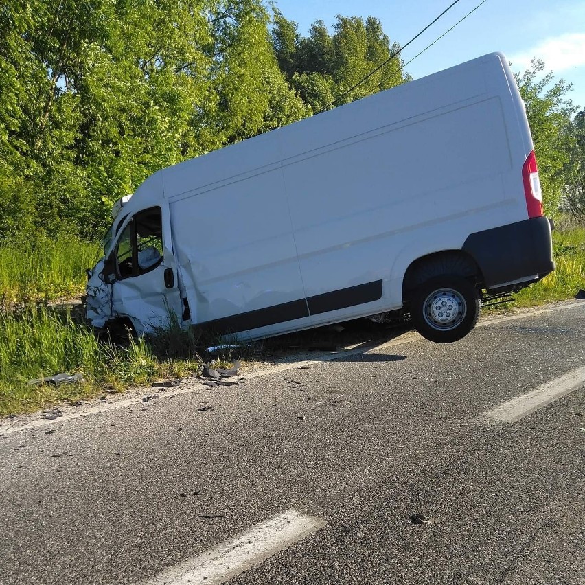 Wypadek na drodze wojewódzkiej. Śmiertelne zderzenie w Dobruchnie w gminie Waśniów. Nie żyje kierowca bmw. Droga jest zablokowana