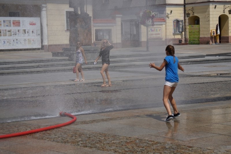 Rynek Kościuszki. Kurtyny wodne chłodzą i bawią białostoczan (zdjęcia, wideo)