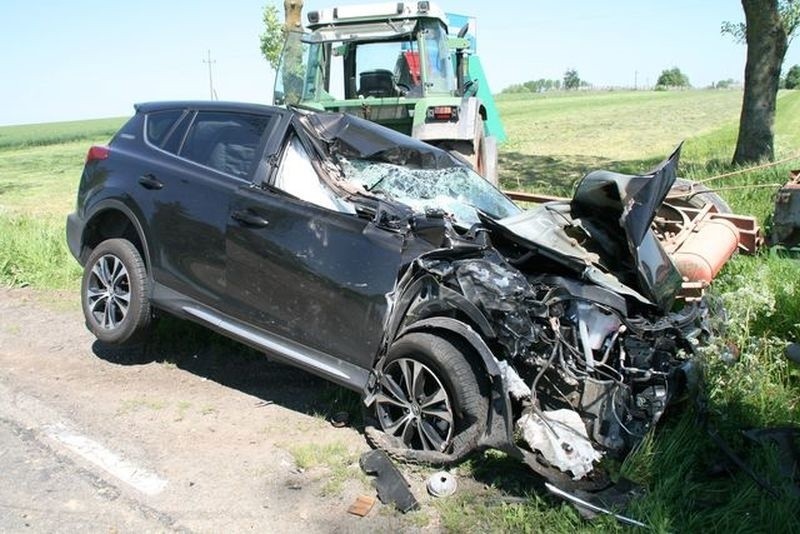 Wypadek na trasie Brańsk - Szepietowo. Toyota uderzyła w ciągnik (zdjęcia)