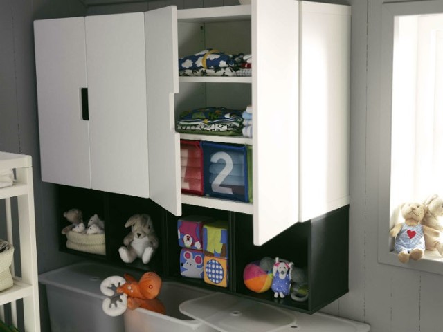 Łatwo wyjmowane pojemniki-szuflady to bardzo praktyczne rozwiązanie w pokoju dziecka.