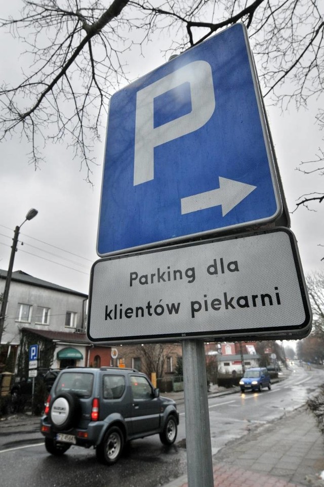 Chociaż przy wjeździe stoi tabliczka, iż parking jest przeznaczony dla klientów piekarni, to właścicielka sklepu nie mam nic przeciwko temu, by stawiali na nim samochody rodzice dzieci uczęszczających do przedszkola nr 6.