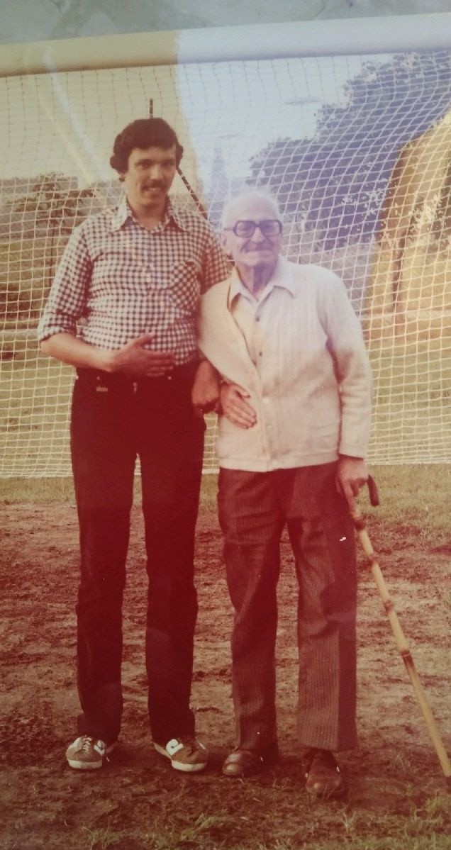 Dariusz Preiss z Edmundem Szycem na boisku Warty w 1983 r....