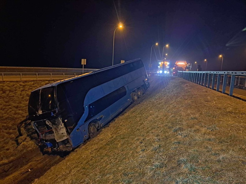 Wypadek autokaru na A4 w Mirocinie. Pojazd przebił bariery i wjechał do głębokiego rowu [ZDJĘCIA]