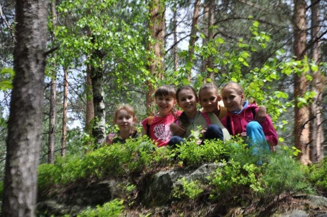 W Piekle Niekłańskim Wiola, Natalia, Karolina, Ola, Paulina i Julka urządziły sobie zabawy w chowanego. Był też śpiew, jak u harcerek.
