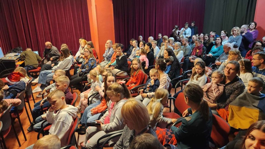Dziecięcy Teatr Amatorski "Niewidzialni" na scenie ostrołęckiego Klubu Oczko. 22.12.2023 zaprezentował dwa świąteczne spektakle