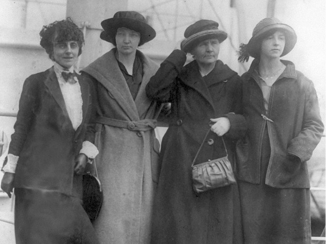 Maria (na zdj. druga od prawej) była wielkim odkrywcą, zaliczaną do grona największych kobiet naukowców wszech czasów.
