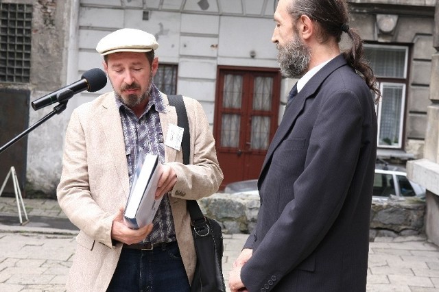 - Przekazane przemyskiej bibliotece książki będą służyły całemu społeczeństwu - zaznacza Paweł Kozioł, dyrektor placówki (z prawej)