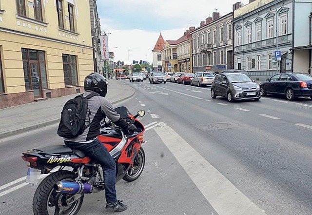 Wyjazd z ul. Zamkowej jest bardzo trudny, ponieważ kierowcy jadący ul. Lisa-Kuli nie zostawiają na to miejsca.