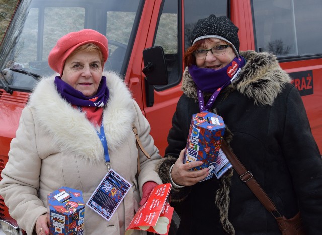 Ewa Kotowska i Zofia Kulifer podczas niedzielnego finału kwestowały na ulicach Wąbrzeźna.