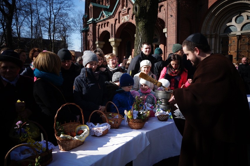 Wielka Sobota 2015: Święcenie pokarmów w katowickich...