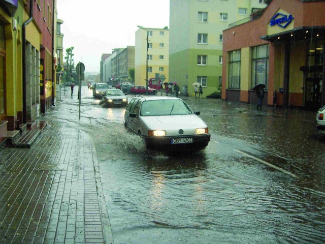 Nagła burza nad miastem i ulewny deszcz mocno utrudniły kierowcom przejazd przez centrum. Jezdnie zmieniły się w potoki.