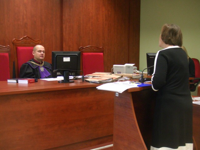 Sędzia Krzysztof Rawo przesłuchuje przewodniczącą jednej z komisji w SP 10.