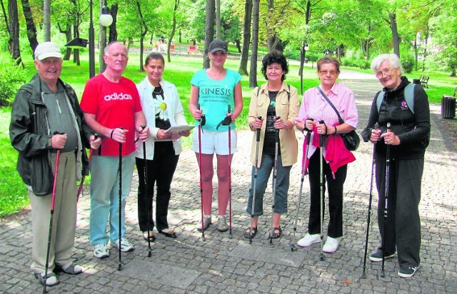 Częstochowscy seniorzy spotykają się m.in. w parku na zajęciach nordic walking