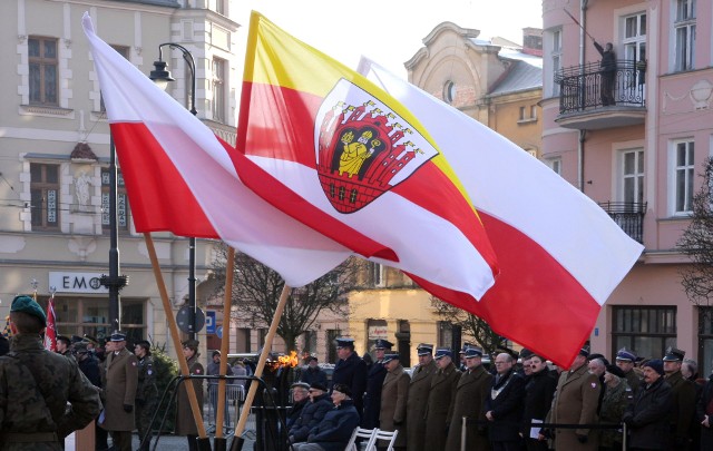 Uroczystościami z ceremoniałem wojskowym na Rynku uczczono dzisiaj (środa) 99. rocznicę powrotu Grudziądza do granic kraju. Prezydent, Maciej Glamowski w przemówieniu ogłosił rozpoczęcie Grudziądzkiego Roku Błękitnej Pamięci. W ciągu najbliższych 12 miesięcy nasze miasto będzie przygotowywać się do uczczenia 100-lecia odzyskania wolności. Przed uroczystościami na Rynku Wcześniej modlono się podczas mszy świętej w Bazylice. Z kolei jeszcze dziś (środa) na godz. 18 zaplanowano w salach muzeum koncert „Karnawał retro”. Wystąpi  „Trio Amabile” z solistką Magdaleną Kotarską.