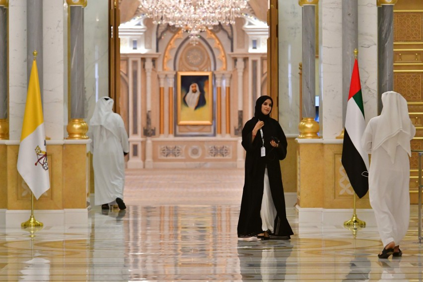 Papież Franciszek odwiedza Zjednoczone Emiraty Arabskie, odprawi mszę w Abu Zabi [ZDJĘCIA] Historyczna pielgrzymka na Półwysep Arabski