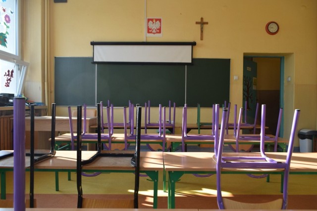 Z powodu fali upałów skracane są lekcje w szkołach