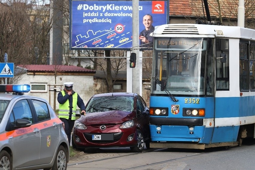 Zderzenie auta i tramwaju na ul. Krzyckiej. Wprowadzono objazdy