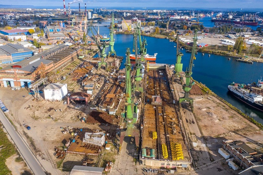 Karstensen Shipyard Poland przeprowadza się na gdańskie pochylnie z zielonymi żurawiami, gdzie będzie budować statki