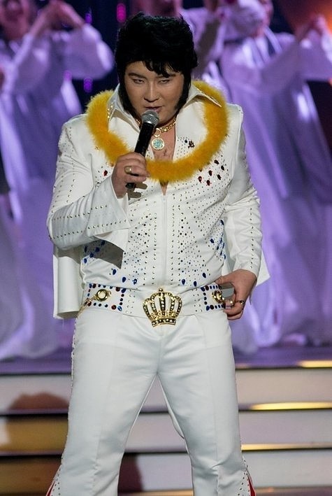 Bilguun Ariunbaatar jako Elvis Presley (fot. Polsat)