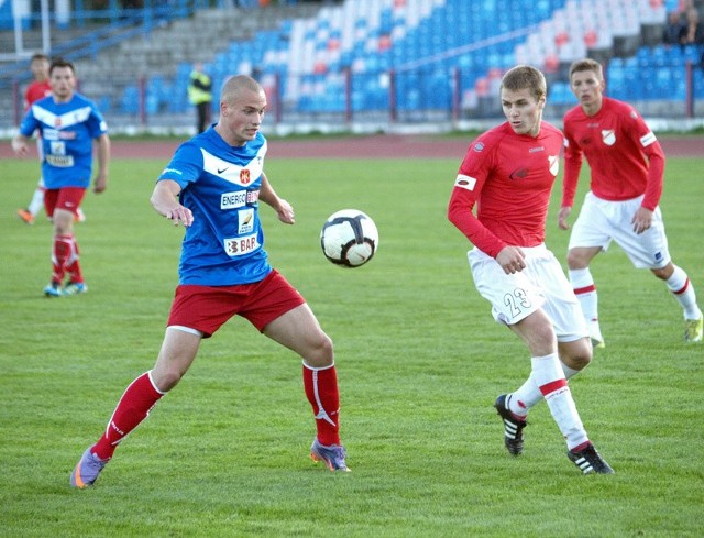 Adrian Talaśka (niebieska koszulka) wyrasta na prawdziwego jokera. Dziś powtórzył wyczyn z Koronowa strzelając dwa gole