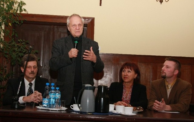 Oprócz wicemarszałka Stefana Niesiołowskiego i posłanki Bożenny Bukiewicz na pytania mieszkańców odpowiadali m.in. komisarz Marian Sierpatowski (z lewej) i wicestarosta Remigiusz Lorenz.
