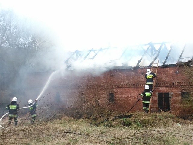 Strażacy szybko ugasili pożar budynku gospodarczego. Nagle zauważyli, że obok pali się dom.