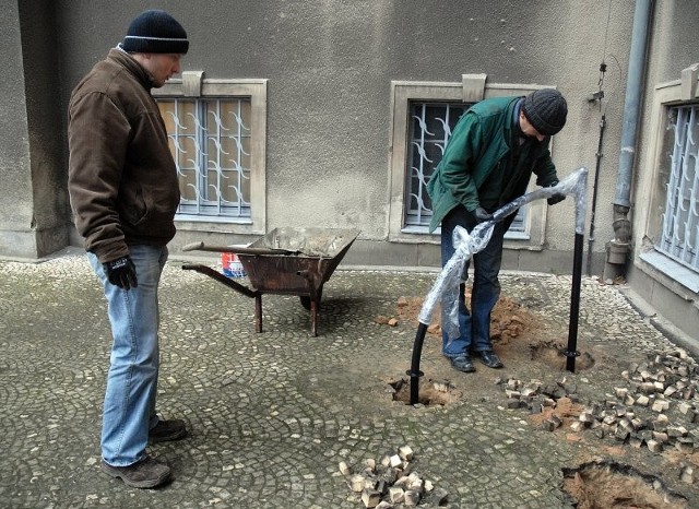 Dziś stojaki były osadzane pod Urzędem Miejskim. Tam pedałujący petenci przypinali dotychczas rowery do barierek przy podjazdach dla osób niepełnosprawnych.