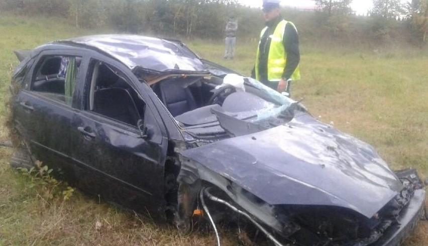 Chrzanowo. Ford wypadł z drogi i wielokrotnie dachował (zdjęcia)