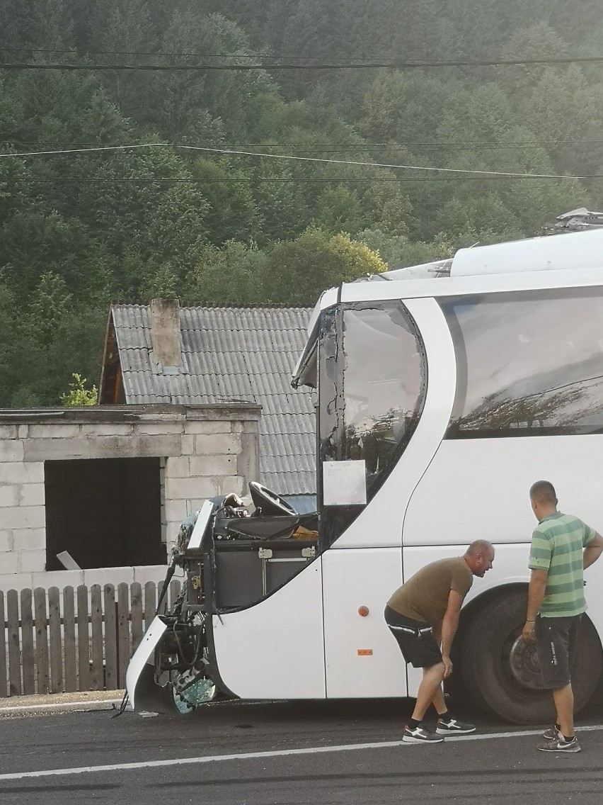 Autokar polskich pielgrzymów po wypadku w Rumunii