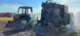 Potężny pożar na polu we Władysławowie. Spłonął ciągnik i prasa do słomy. ZDJĘCIA