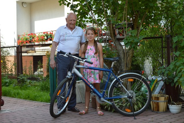 Andrzej Zając z Mają Bednarek dostarczył rower rodzinie Młod- nickich. Uchodźcy z Ukrainy bardzo ucieszyli się z podarunku