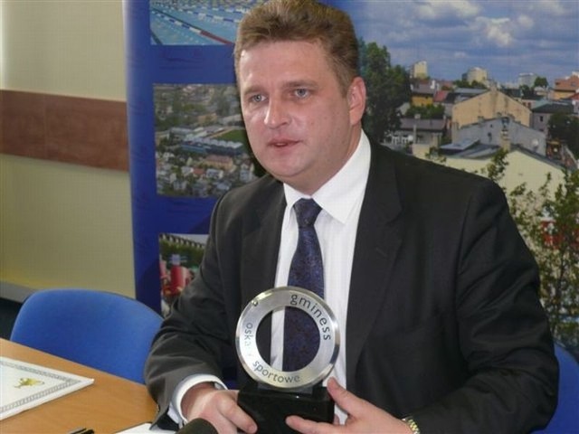 Prezydent Ostrowca Jarosław Wilczyński prezentuje sportowego Oskara w kategorii Sportowa Gmina. 