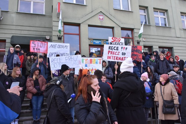 Protest przeciw likwidacji internató odbył się przed siedzibą Urzędu Miasta Chełm.