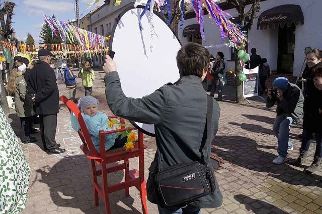 Rodzice maluchów chętnie zaglądali do studia fotograficznego Janka Kurpińskiego i Adriana Sadzy na świeżym powietrzu, aby uwiecznić swoje dzieci na zdjęciach.