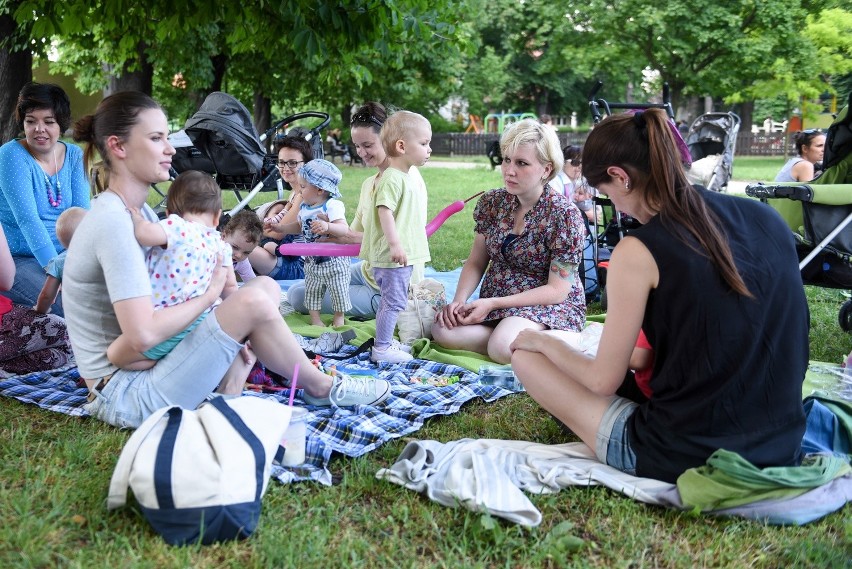 Karmiące Cyce na Ulicę: Młode mamy spotkały się w parku...