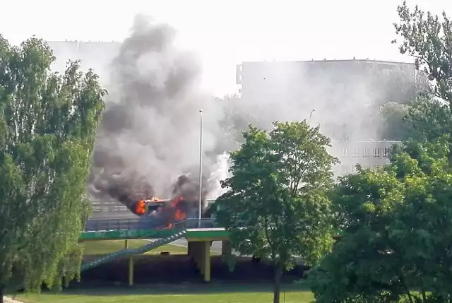 Na wiadukcie Dąbrowskiego doszło do pożaru autobusu linii nr 5 Białostockiej Komunikacji Miejskiej. Przeprawa została zablokowana i od razu utworzyły się gigantyczne korki.