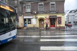 Kraków. Trwa przebudowa torowiska przy hali Korony. Mieszkańcy skarżą się na dziurę i wstrząsy na Kalwaryjskiej [ZDJĘCIA]