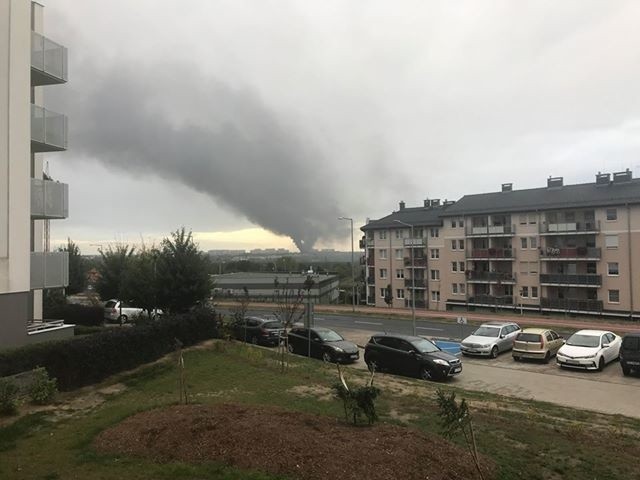 Duży pożar wybuchł w Poznaniu przy ul. Karpia. Pali się...