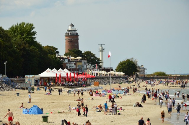 Letnia, słoneczna pogoda sprzyja wyjazdom nad morze. W sobotę w południe na promenadzie, molo i na plaży w Kołobrzegu można było spotkać tłumy turystów. Jedni po prostu spacerowali, inni woleli łapać promienie słoneczne na plaży. Zapraszamy do obejrzenia zdjęć. Zobacz także: Mielno: promenada gotowa