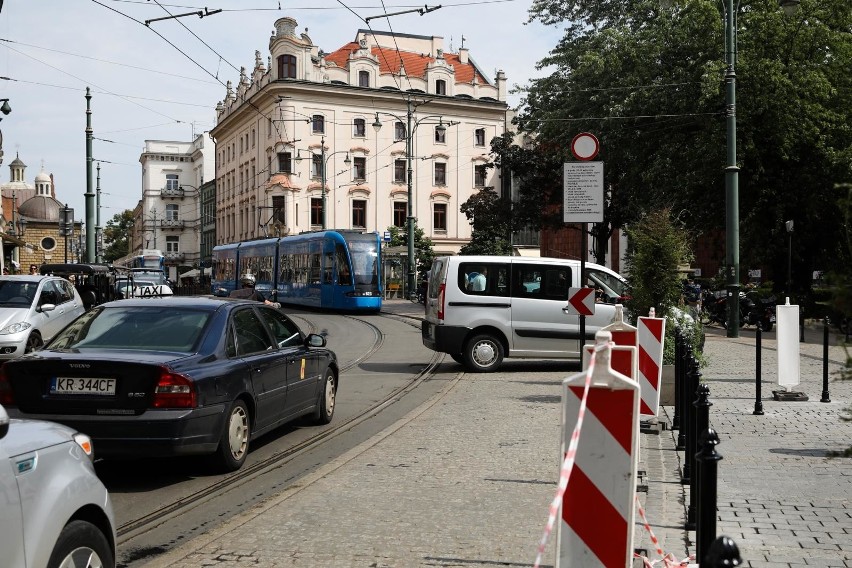 Natomiast w związku z budową przyłącza cieplnego do jednego...