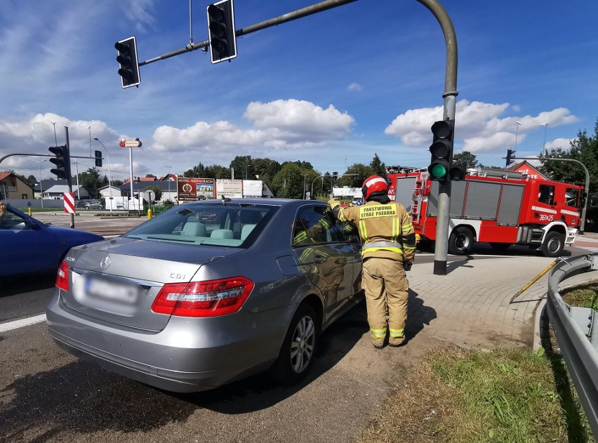 W Żurawicy pod Przemyślem kierujący luksusowym mercedesem uderzył w skodę [ZDJĘCIA]