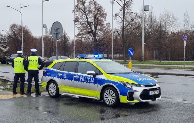 Za kilka dni rozpoczną się ferie zimowe będące dla dzieci i młodzieży czasem odpoczynku. W okresie od 16 stycznia do 26 lutego należy spodziewać się na drogach zwiększonego ruchu pojazdów związanego z wyjazdami. Dzisiaj poznaliśmy szczegóły trwającej 6 tygodni policyjnej akcji.