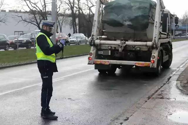 Bardzo groźny wypadek na al. Hallera. Kobieta w krytycznym stanie trafiła do szpitala przy ul. Borowskiej