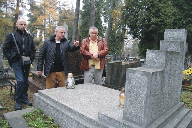 Znany aktor Marek Kondrat na przemyskim cmentarzu odwiedził groby swoich bliskich. Nz. w towarzystwie syna Wojciecha (z lewej) i Krzysztofa Dominiaka.