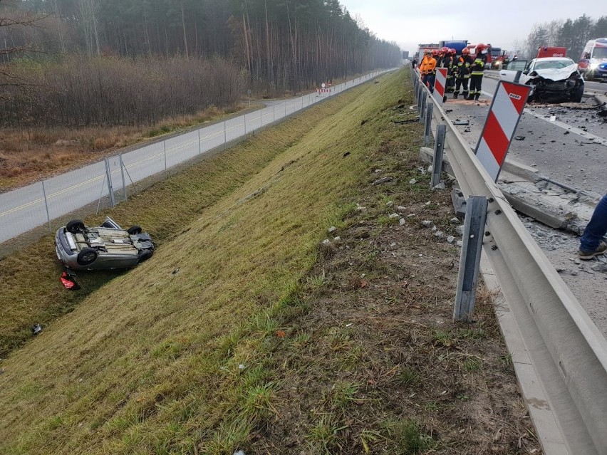 Wypadek na drodze krajowej we wsi Barak na pograniczu powiatów szydłowieckiego i skarżyskiego, ranni dwaj kierowcy (nowe fakty)