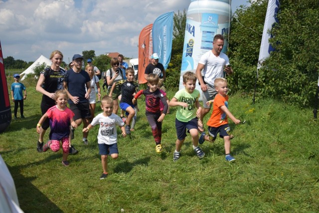 Dziecięce i młodzieżowe biegi z przeszkodami nad Wisła w Piekarach w gminie Liszki
