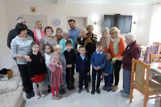 Przedszkolaki z Chlewic odwiedziły seniorów w Rodzinnym Domu Opieki w Świerkowie.