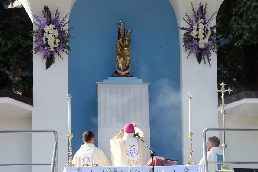 Odpust w Wąwolnicy. Tłumy wiernych zjechały do sanktuarium Matki Bożej Kębelskiej. Zobacz zdjęcia