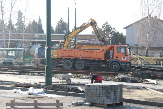 W Czeladzi trwa budowa trzech węzłów przesiadkowych. Mają być gotowe do końca października 2020 roku.Zobacz kolejne zdjęcia. Przesuwaj zdjęcia w prawo - naciśnij strzałkę lub przycisk NASTĘPNE